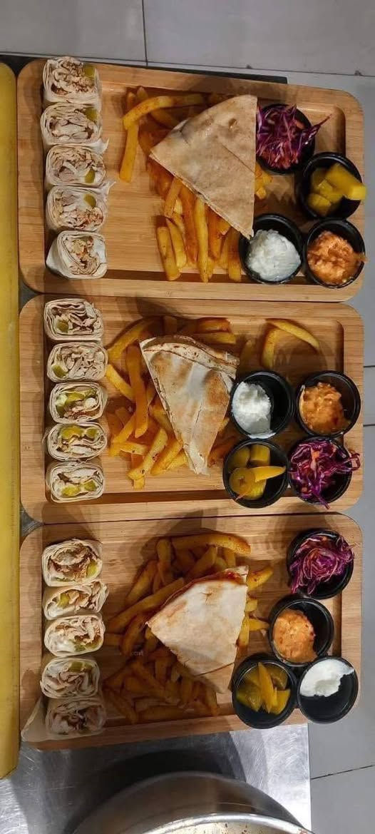 سلام عليكم
شيف سناكات بيتزا مقبلات 
من بغداد متفرغ للعمل 
***********
