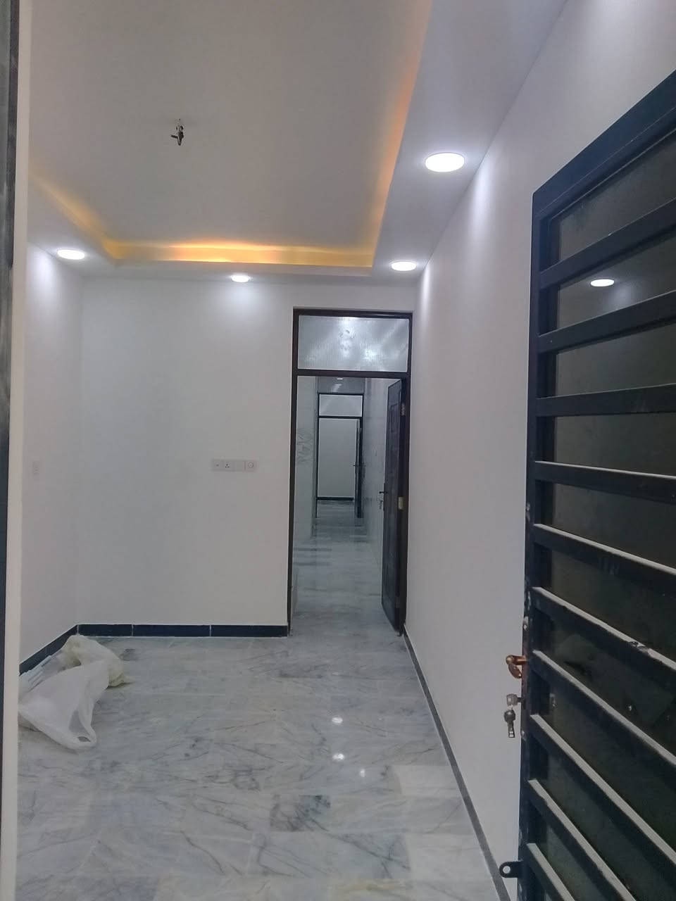 السلام عليكم يتوفر لدا مكتبنا مشتمل للبيع المساحه 60م بناءً حديث زيرو يحتوي على ثلاث غرف نوم واستقبال وحولي كبير وخدمات فوك وخدمات جوه وكراج صغير موقع المشتمل الشعب قرب شارع عدن وقرب مدرسة صلاح الدين المقابيل سوق 4000 موقع جيد جداً وشارع هادئ الاستفسار مكتب الشعب للعقار ***********
