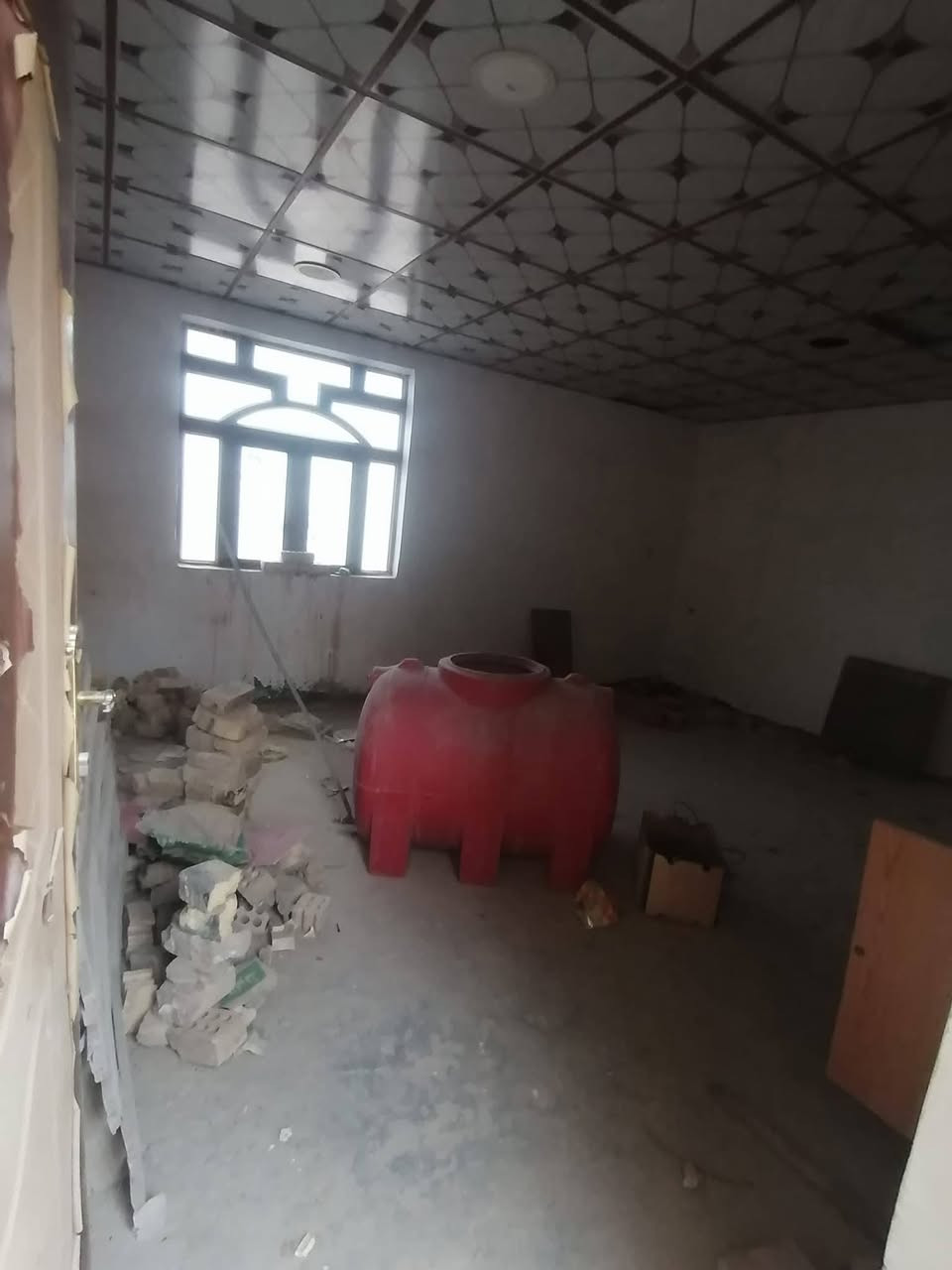 بيت ب الحولي ٥٠ متر للاجار ب ١٧٥ الف كل شهر بشهره بيت بصف شارع 30 الاول كل الخدمات يمه مدارس أبتدائية ومتوسطة البيت بي غرفه وصاله و مطبخ و صحيات وطابق الثاني بس غرفه بي الماي و الكهرباء على ابو البيت وهذا رقمي *********** والله يرزق الجميع أن شاء الله
