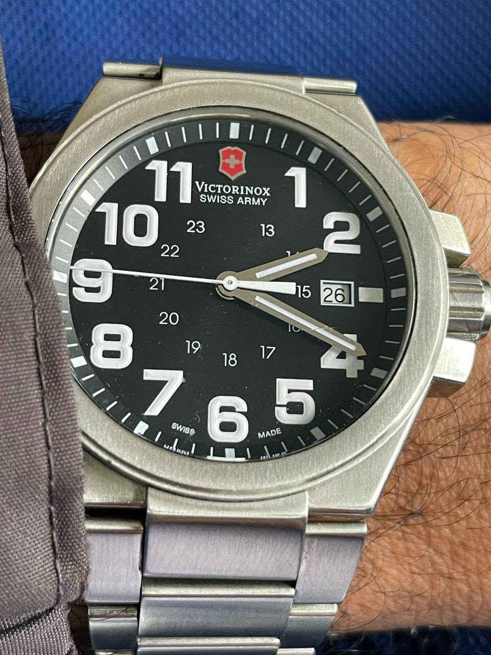 ساعة يد سويسري ماركة victorinox تصميم انيق وجودة ممتازه
مينا سوداء مستديرة مع علامات ساعه بأرقام واضحه سهلة القراءه وخاصية عرض التاريخ عند الساعة الثالثة 
هيكل وابزيم من الفولاذ المقاوم للصدأ 
شاشة من الزجاج الزفير 
سوار من الاستانليس ستيل


**إذا كنت صاحب هذا الإعلان وتريد حذفه لأي سبب، رجاءا أرسل رسالة إلى الدعم الفني**