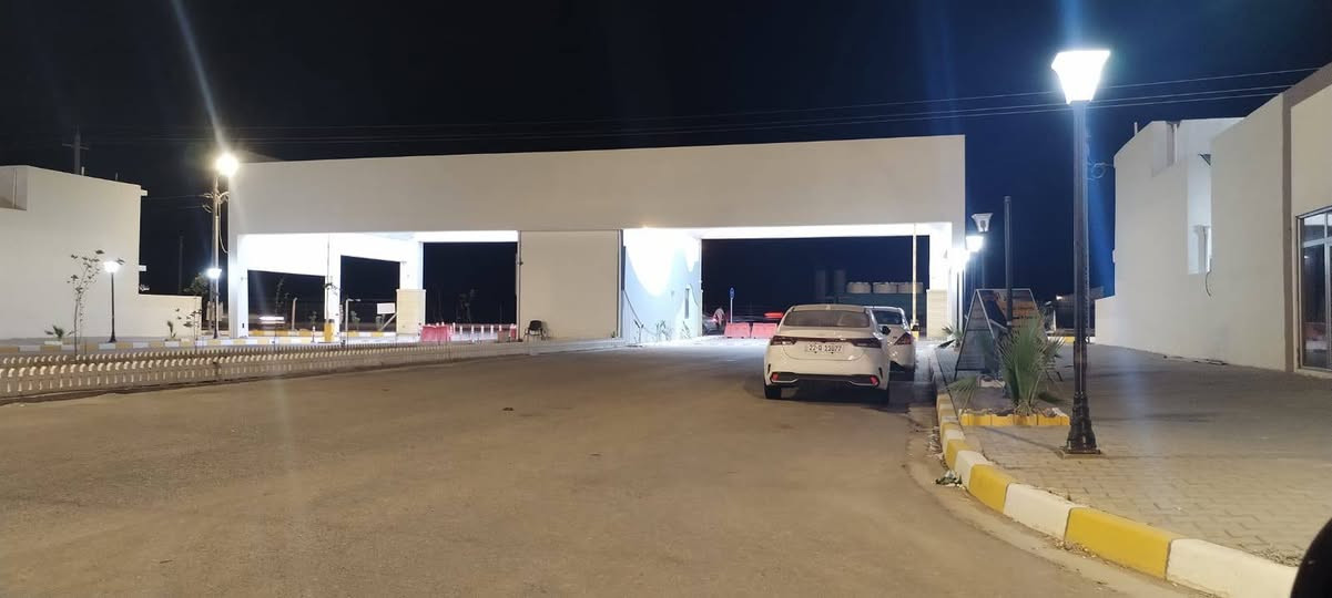 دار للبيع 
 في مجمع الزهراء السكني 
ركن مدخل المجمع 
مساحه الدار 165
الدار تجاري مميز ركن 
يحتوي على محلات 
يحتوي الدار على غرفة نوم وصاله ومطبخ وكراج سياره
وحديقه
(يحتوي الدار على وارد شهري من المحلات والدار )
يبعد الدار عن مرقد الامام علي 5 دقائق
  للاستفسار الاتصال على الرقم التالي
 ***********
