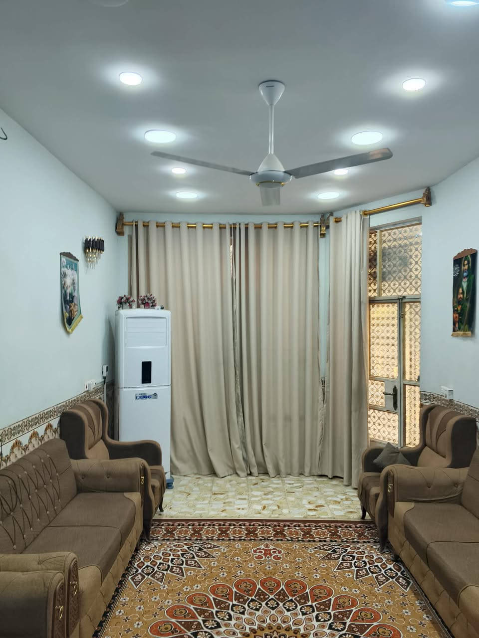 سلام عليكم بيت للبيع المساحة 150م واجهية 7.5 يحتوي على كراج سيارة وحديقة واستقبال مساحة 7في 3.5 وصالة مساحتها 5في 4.5 والطول 5 وغرف نوم ثنين
5في 3.5 ومطبخ مساحة 5في 3.5 ويحتوي على حمام ومنور وترك
العنوان/. بغداد : الكمالية / شارع 70 قرب شارع السوق مقابيل الطابو كاع علي كمال قرب أسواق القريشي
التواصل والاستفسار : ***********
وتواصل واتساب:***********
