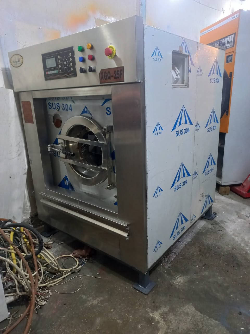 غساله حجم ٢٥ كيلو هزاز كهرباء سنكل نظيفه جدا جدا
الاستفسار مراسله الصفحه او الاتصال على الارقام التاليه 
***********
***********
