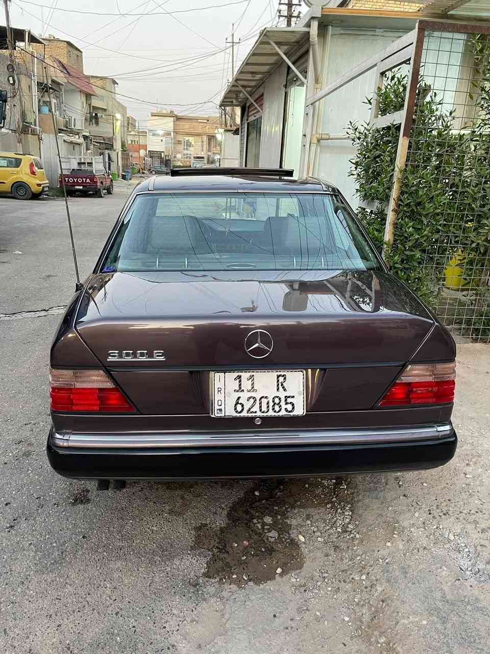 السلام عليكم
من بعد إذن صاحب الگروب المحترم

للبيع فقط اعتذر عن المراوس 

مرسيدس E300

موديل 1992 

بأسمي هزة وسنوية جديدة

مكينة وگير بلاد 

مواصفاتها 

فتحة سقف 

جام كهرباء 

مقاعد كهرباء 

طخم سماعات پوينير جديد

طخم تاير جديد جدادية جديدة 

تبريدها جديد

مصبوغة عام فقط 

ملاحظة( بيها نگاد بالداير مال هلالات الجامرلغات الخلفية والقمارة موضحة بالصور) 

مكانها بغداد/بغداد الجديدة/ النعيرية

سعرها $85 قفل 

اخوان الي تعجبة بهذا السعر يتصل واكون بخدمته لان مكلفتني اكثر من هذا السعر 

للاستفسار ***********
