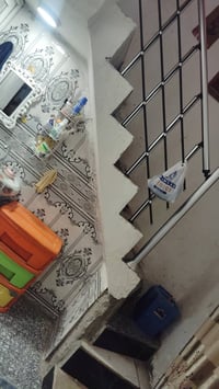 بيت 100متر للبيع  يتكون من طابقين  صيحات خارجية+داخليه مطبخ  صاله مفتو...