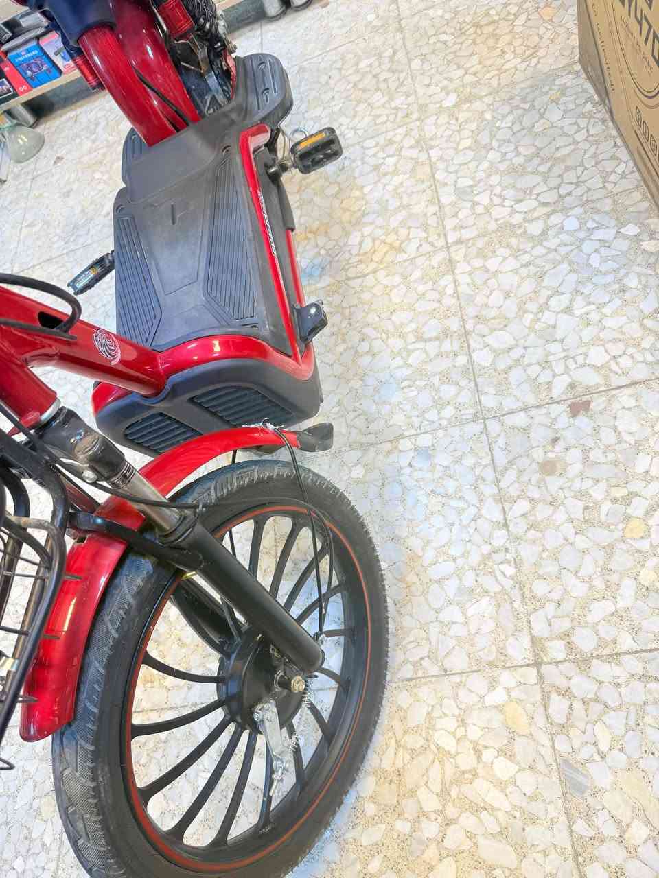 السلام عليكم دراجة موديل 2025 شحن جديدة مستخدمة شهر واحد فقط اربع سرع خمسة بطاريات معدل االسرعه حسب حجم الشخص بالنسبة اليه 70 كيلو معدل 80 كيلو متر الشحنه الواحدة تمشيك 60 كيلو متر نظافة 99% السعر 450 الفف وبيها مجال بسيط  للاستفسار ***********  العنوان بغداد الدورة
