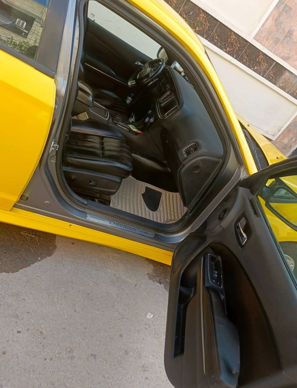 السلام عليكم. جارجر موديل ٢٠١١ السياره نظيفه ورقمهه بغداد مكانهه بغداد بيهه جاملغ ايسر وباب السايق داخل كشنات حضن دشبول محدث كير كهربائي مصفره هيئات غرامات للاستفسار 
‏‪***********‬‏ 
***********
