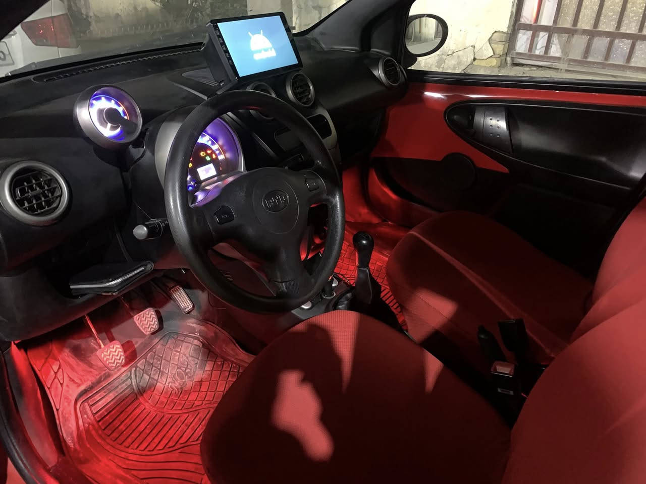 إسلام عليكم بي واي دي موديل 2013 ماشيه ١١٠ سياره مقفوله من التبديل والصبغ شاشه بصمه زنون عالي مابيه كل نقص تبريد ثلج كير عادي ارقام سنويه هزه كله جديد بسمي  عارضه ٣٨ بيه مجال بسيط مكاني الدوره شارع ٦٠ رقم هاتف ***********
