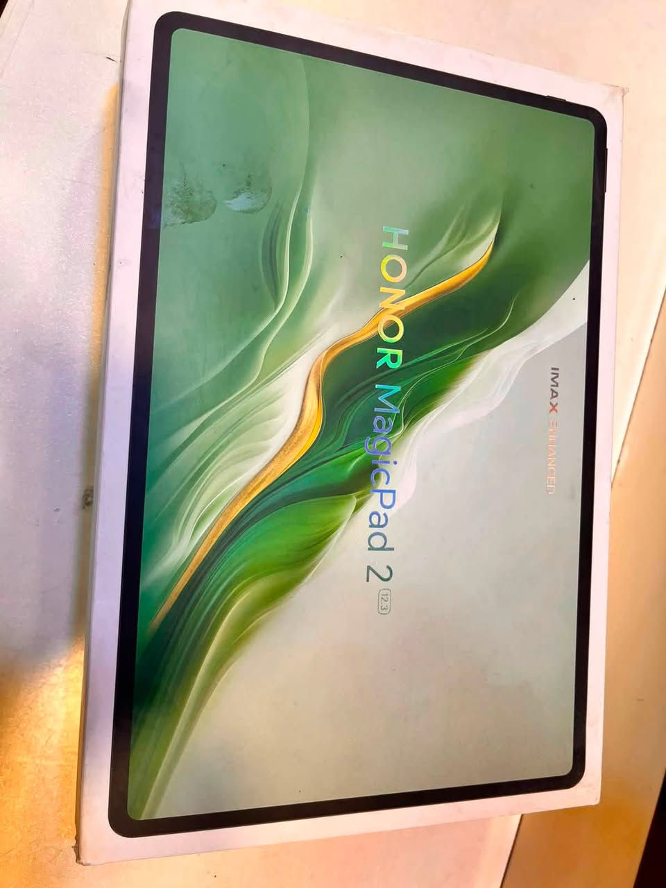 للبيع HONOR MagicPad 2 (أعلى نسخة)
* الرام: 12GB
* الذاكرة: 256GB
* المعالج: Snapdragon 8s Gen 3
* شاشة OLED مقاس 12.3 بوصة بدقة 3K وتردد 144Hz
* الحالة: نظيف جدًا، استخدام شخصي، كلشي شغال 100%
* ما مفتوح ولا مصين ولا بيه أي عطل.
* وياه:
    * ✅ الكيبورد الأصلي
    * ✅ القلم الأصلي
    * ✅ الشاحن الأصلي
    * ✅ كيبل الشحن
    * ✅ الكارتون كامل

السعر المطلوب: 725,000 دينار عراقي
السعر قابل للتفاوض بالمعقول بعد المعاينة. ***********
