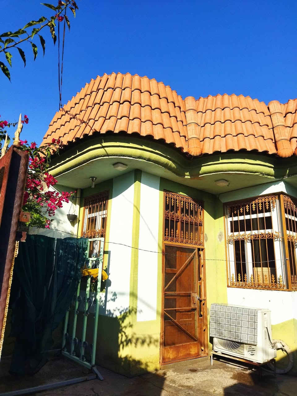 سلام عليكم بيت للايجار عنوان توله فروش قرب سوبرماركت صباح السعر 250 هذا رقم الاتصال ***********
