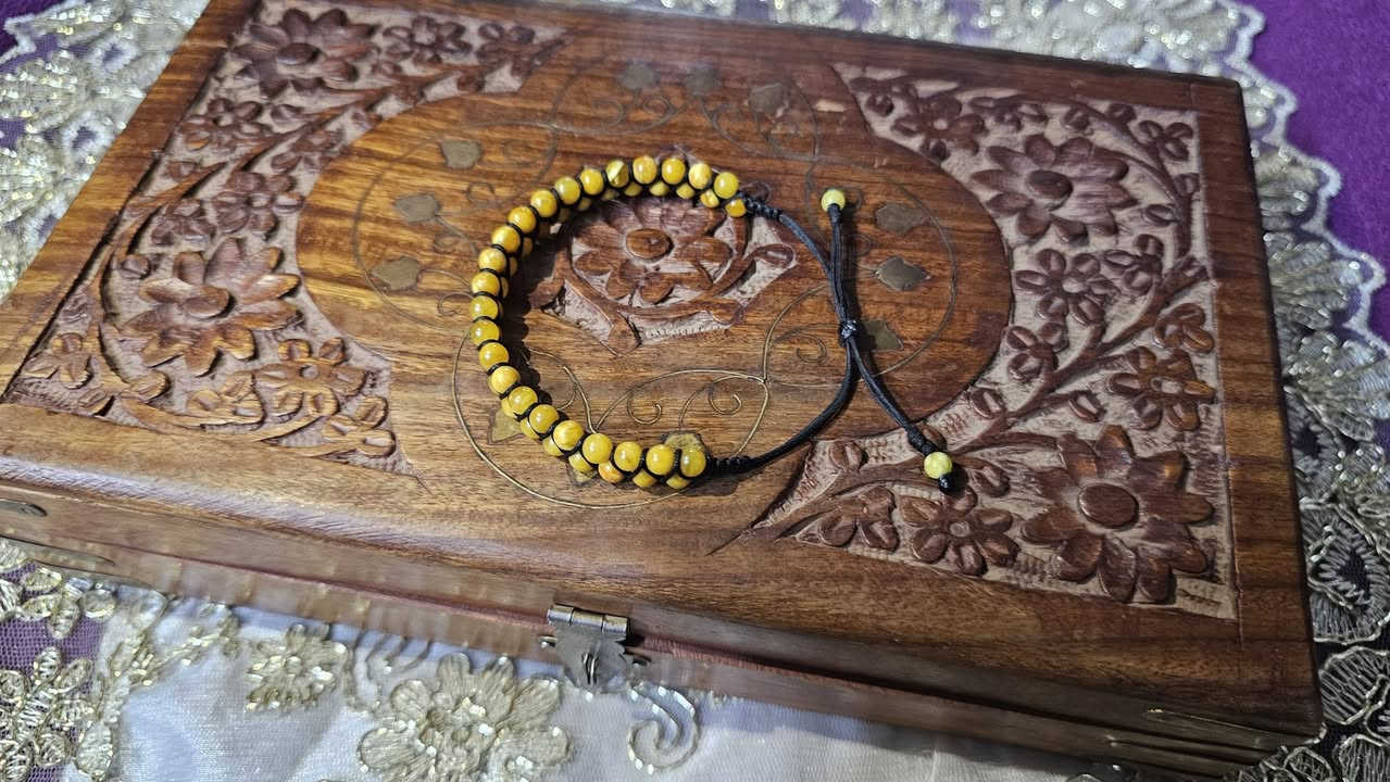 سوار كهرب بولوني رجالي اصلي، بالأصل عقود قديمة، حياكة يدوية درجة اولىٰ، للبيع بسعر ٤٥ الف التواصل *********** لطفاً اما الأتصال بالرقم او التواصل عبر الواتساب، يرجى عدم الدخول الى الخاص.
