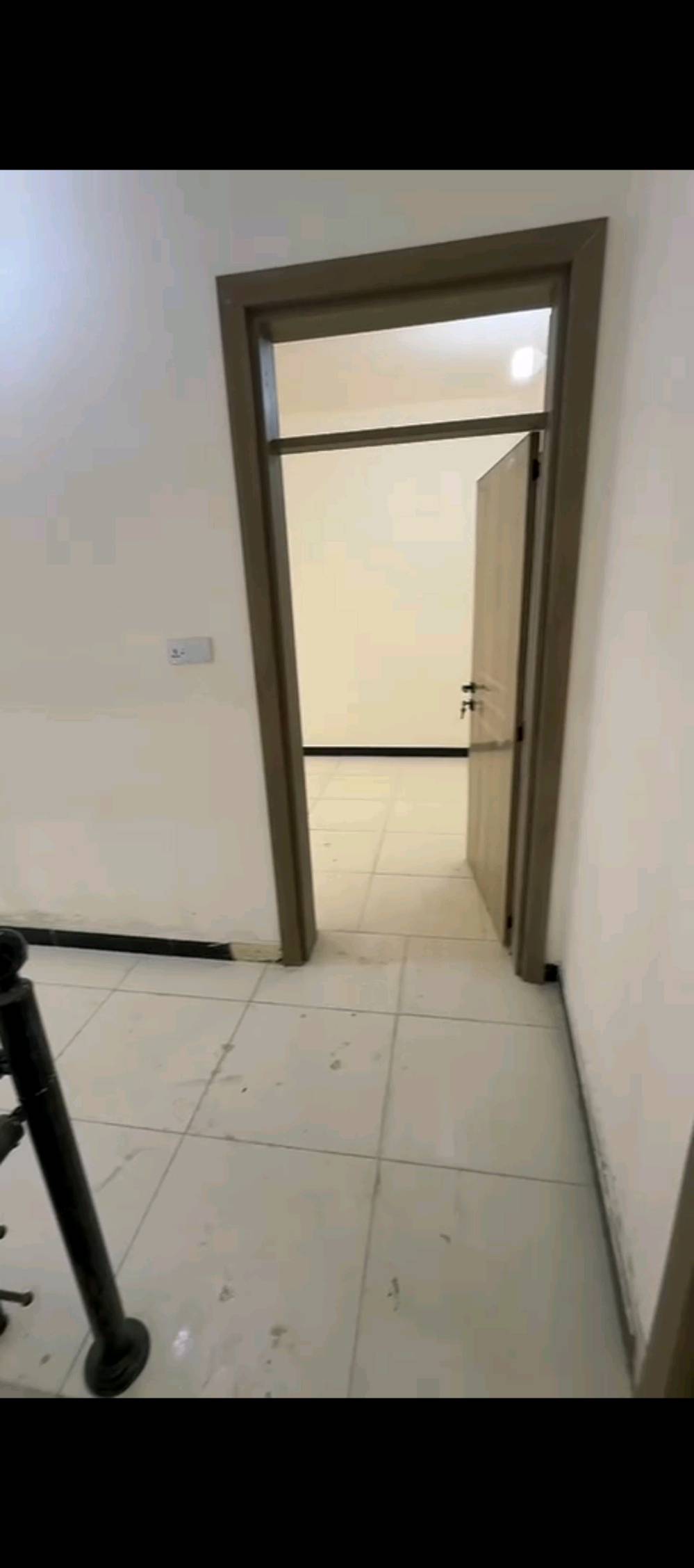 ✨ مجمع الدور البيضاء السكني ✨
يعلن عن توفر وحدات سكنية حديثة بمساحات متعددة وبأسعار تنافسية جدًا
📍 الموقع:
منطقة الري – بالقرب من منطقة الشباب والمربع الذهبي
ضمن مناطق بغداد / الكرخ
موقع مميز وقريب من الخدمات الأساسية
📄 النوع القانوني:
أراضي زراعية – سند 25
✔️ قرار محكمة
🏠 تفاصيل الوحدات السكنية:
🔹 مساحة 60 م²
واجهة 6 م – نزال 10 م
طابقين
(هول + استقبال + مطبخ + صحيات + 3 غرف نوم)
💰 السعر: 100 مليون
🔹 مساحة 85 م²
واجهة 6 م
طابقين
(هول + استقبال + مطبخ + صحيات + 3 غرف نوم)
💰 السعر: 120 مليون
🔹 مساحة 90 م²
واجهة 6 م – نزال 15 م
طابقين
(هول + استقبال + مطبخ + صحيات + 3 غرف نوم)
💰 السعر: 125 مليون
🔹 مساحة 115 م²
واجهة 7 م – نزال 17.5 م
طابقين
(هول + استقبال + مطبخ + صحيات + 4 غرف نوم)
💰 السعر: 145 مليون
🔹 مساحة 135 م²
واجهة 7.6 م – نزال 18 م
طابقين
(هول + استقبال + مطبخ + صحيات + 4 غرف نوم)
💰 السعر: 165 مليون
⚙️ خدمات المجمع:
✔️ ماء
✔️ كهرباء
✔️ مجاري
✔️ تبليط كامل
✔️ بوابات دخول
✔️ نظام أمني (Security System)
📌 فرصة حقيقية للسكن أو الاستثمار
موقع ممتاز ✔️ أسعار مناسبة ✔️ خدمات متكاملة ✔️
📞 للاستفسار والتواصل:
شركة تاج الياقوت للتطوير والاستثمار العقاري 👑
📱 *********** (واتساب)
📱 *********** (واتساب)
📱 *********** (واتساب)
📱 *********** (واتساب)