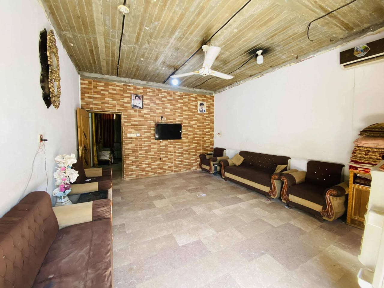 بيت المساحه ١٩٠مْ كونكريت مسلح يحتوي على استقبال ٦*٤.٥ وغرفة٦*٤ ومطبخ ٦*٤ وصالة ٥*٥  ، أرضية مرمر ويحتوي على گراج مطبگ بالكاشي بناء طابوق سطح شتايگر  بناء البيت درجة أولى 
العنوان البراكية /شارع المطار القديم /قرب أسواق الأمير 
للأستفسار ***********،أو ***********
