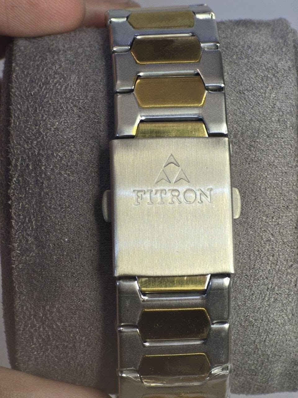 ساعة من ماركة فترون Fitron اصلي وكالة امتياز ياباني
تحفة فنية
 لمحبي الرسمي والتميز
مكينة كوارتز ياباني 🇯🇵
ميناء فخمة لون اسود مزودة بمنفذ تاريخ
اميال لامينوس 
زجاج معدني ضد الخدش 
مقاومة ماء وغبار (رذاذ )
سير ستانلس ستيل جودة عالية مطعم ذهبي خلية
القطعة مختمة بالكامل
تأتي مع البكج الاصلي 

🔴ملاحظة متوفر قطعة واحدة فقط 

السعر :37 الف ع اول تم 
للحجز والاستفسار يرجى مراسلة الصفحة


**إذا كنت صاحب هذا الإعلان وتريد حذفه لأي سبب، رجاءا أرسل رسالة إلى الدعم الفني**