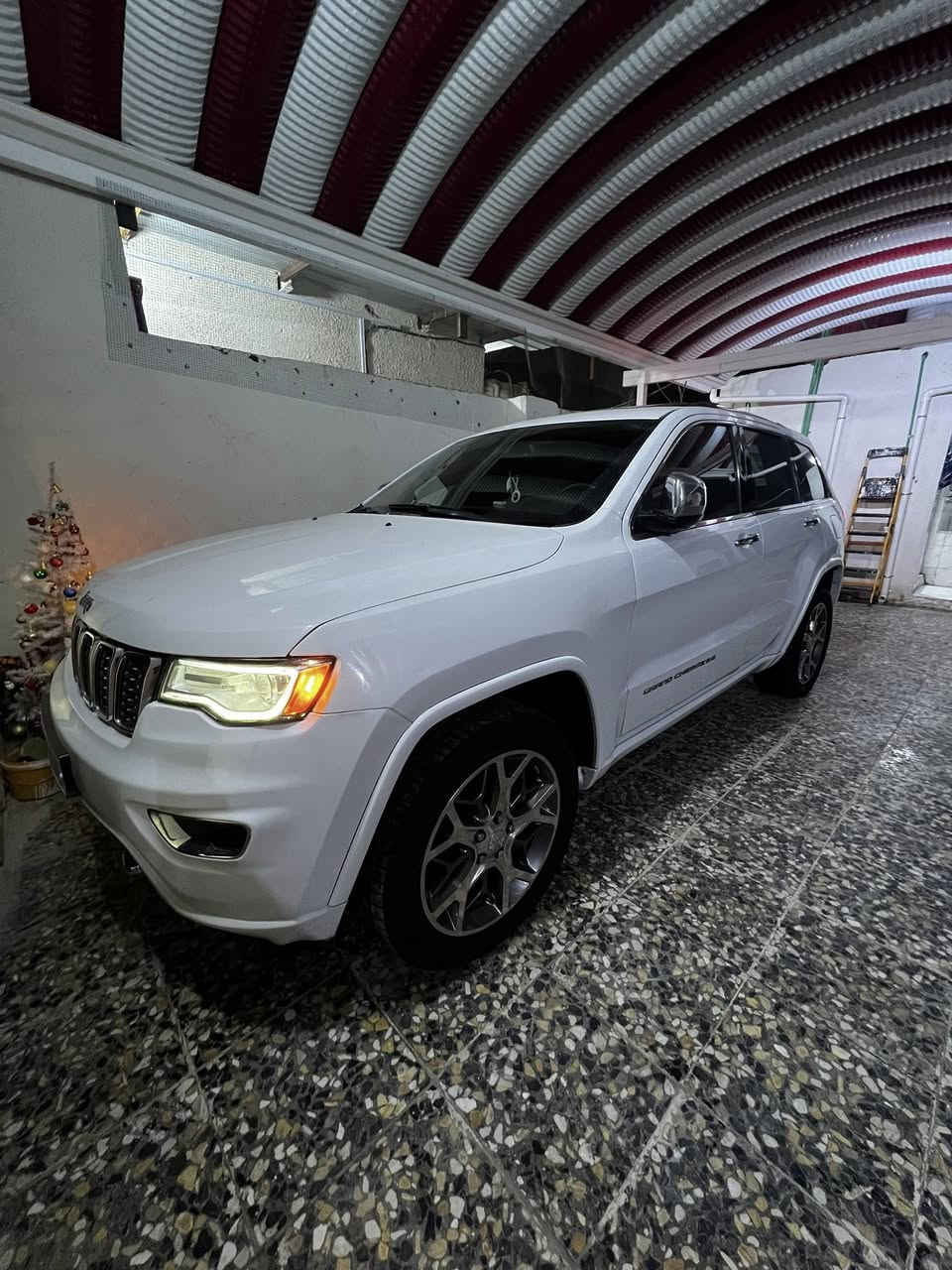 السلام عليكم  البيع سياره جيب لمتت  فولل موصفات واحد على واحد سياره جديده بمعنى الكلمه تخم تايرات حداديه كير كلى كفاله محرك 3600 كير طياره  سياره رقم بغداد مميز باسمي تحويل ثاني يوم كشنات حضن  سياره 5راكب دفع رباعي 
السعر 185 وبيهه مجال 
العنوان البصره الزبير مركز المدينه 
الرقم الهاتف ***********
