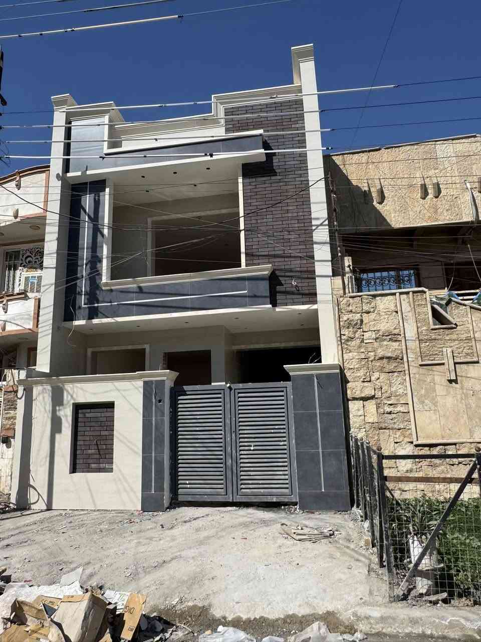 للبيع بيت مساحة 120متر واجه 6نزال 20 يقع على شارع 15متر رصيف 4متر 

✨ واجهة بورسلين فخمة تعكس الذوق الراقي

✨ أرضية بورسلين اسباني تعطي فخامة وأناقة

تفاصيل الدار 

▪️ صالة 

▪️ مطبخ حار +بارد 

▪️ 4غرف نوم مريحة

▪️ هول داخلي مطل على حديقة داخلية 

▪️  4حمامات سويت 

▪️ تقسيم عملي يناسب العائلة الكبيرة

📍 الموقع: حي الجهاد_الاساتذة_خلف الاربع شوارع مباشر 

منطقة هادئة ومخدومة وقريبة من كل الخدمات

📞 للاستفسار الاتصال 

*********** (متوفر واتساب)

🔥 السعر مناسب مقابل المواصفات…

#حي_الجهاد

#عقار_للبيع

#بيوت_بغداد
