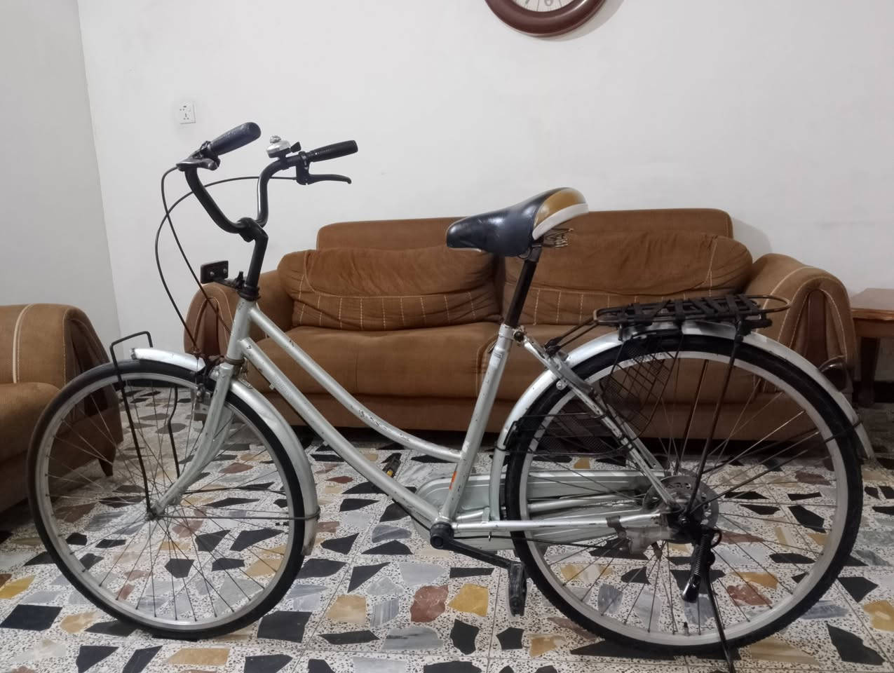 سلام عليكم بايسكل للبيع سعر 65 وبي مجال ***********
