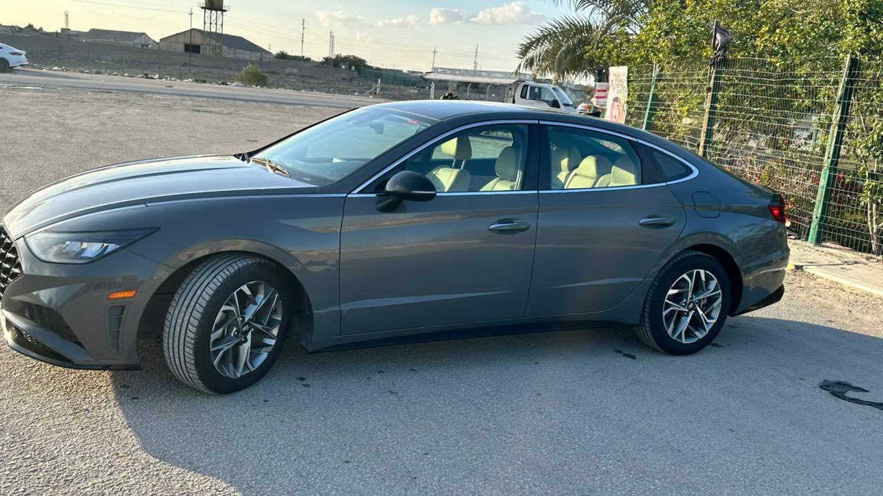 السعر 138 قفل
سوناتا ٢٠٢٠ sel وارد امريكي لونها مميز
موصفاتها الsel معروفه 
محرك 2.5 gdi مشروط
گير DCT ٨ نمر مشروط
رادار / تحديد مسار / نقط عمياء/ اوتو هولد /شاشه كبيره/عداد الكتروني/كروز ذكي/مانع اصطدام/لايت ذكي يعني هو يشغل عالي ويطفي وحدة
3 انظمة قياده 
السياره حادثها بابين صبغ مو تبديل جهة السايق وبيها بارد بالجاملغات اقل الشبر بصف البيبان بنفس الجهة ايرباگ برده فقط  🟥السونار مرفق🟥حادث امريكا مرفق
وهنا بالعراق صار بيها اثر حالوب بسيطة 
السياره حاليا ماشيه 90000  km وقابل للزياده
السياره بأسم شركة رشيد تريد وكاله تريد تحويل
السنويه تسقط شهر ال١٢ بال٢٠٢٦ 
السياره بدون فتحة بس مغلفة القماره جمالية
المكان النجف الكوفة 
***********
