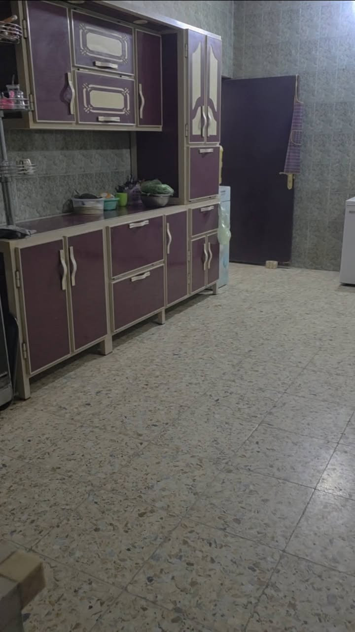 السلام عليكم دار للبيع في بغداد البلديات شارع المرور زراعي مساحه الدار 432م واجهيه 24 نزال 18 مساحه الدار بناء 168م يحتوي علئ 6 غرف الطابق الأول مطبخ وحمام ودرج واستقبال 7ونص ×4 وغرفتين نوم الطابق الثاني 4 غرف نوم مع هول صاله وبالكونات ودرج وبيتونه سطح كبير عرض الفرع ب5 متر ونص للعلم البيت طابقين دبل فاليوم بناء طابوق مسلح  للاستفسار أكثر اتصل علئ الرقم ***********  للعلم اخواني باقي التفاصيل بالفديوات
