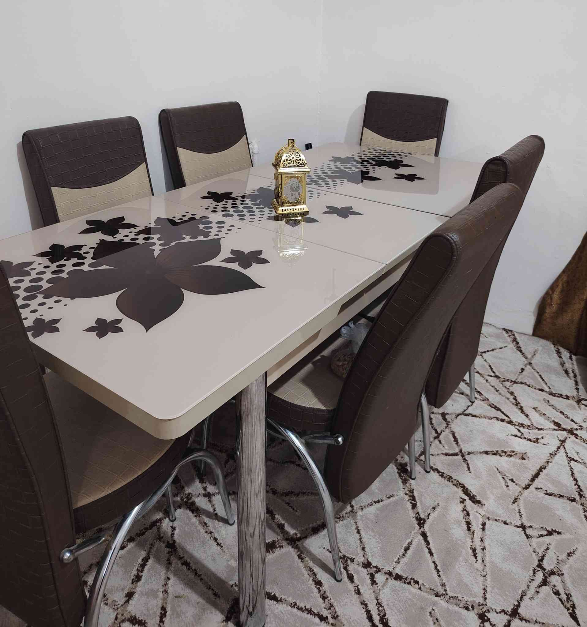 ميز يتكبر ويتصغر و٦ كراسي نضافه ١٠٠ب١٠٠
السعر ١٠٠ قفل
موصل شقق الخضراء الجانب الأيسر ***********
