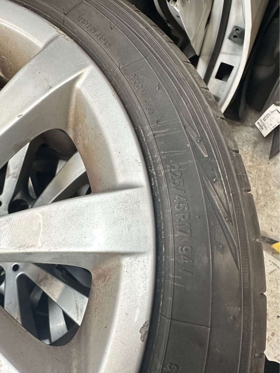 Säljer ett komplett set original BMW alufälgar med monterade sommardäck.

✅ Original BMW-fälgar
✅ 17 tum
✅ Däckdimension: 225/45 R17 94V
✅ 4 kompletta hjul
✅ Mönsterdjup 5,5-7mm

Fälgarna är i bruksskick med normala repor och märken från användning, se bilder. Perfekta som sommarhjul eller extra uppsättning till din BMW. Södertälje, AB


**إذا كنت صاحب هذا الإعلان وتريد حذفه لأي سبب، رجاءا أرسل رسالة إلى الدعم الفني**