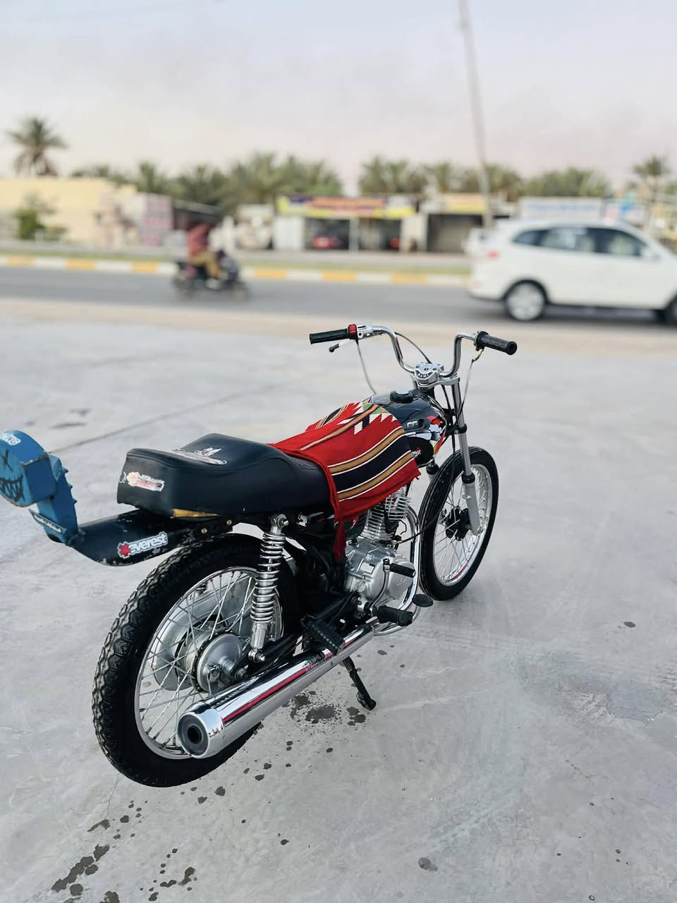 سلام عليكم دراجه حربي محرك شلامجه لاصلي دراجه جديده وما متعوبه شاصي ١٥ اصولي وغراض ٢٦ أوراق اصولي اصولي بوجهك للترقيم للبيع سعر ٦٢٥ وبيه مجال مكاني بابل  سده الهنديه رقمي ***********
