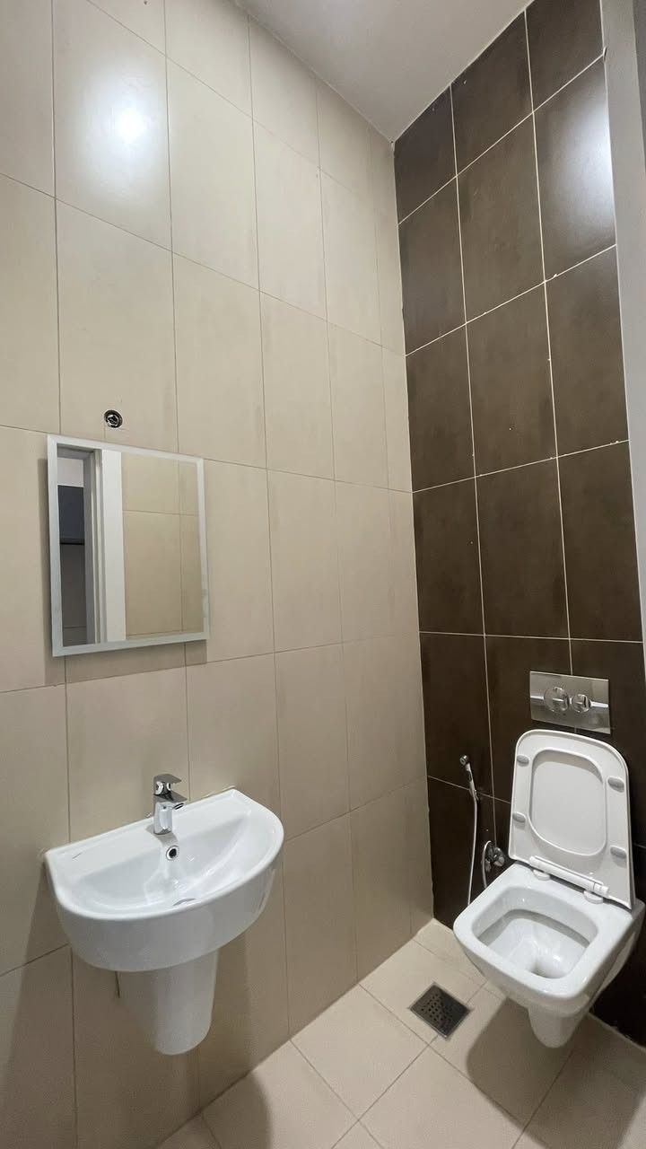 للبيع

شقة مؤثثة في مجمع رويال ستي السكني / علي الصالح

🔴أطلالة على الحديقة و الكراج 

المساحة 198 متر مربع 

البناية 

الطابق رقم 1 

تحتوي على ثلاث غرف نوم وصالة ومطبخ ثلاث حمامات ومكان غسالة وباقي الخدمات 

يتوفر واتس اب
*********** احمد
