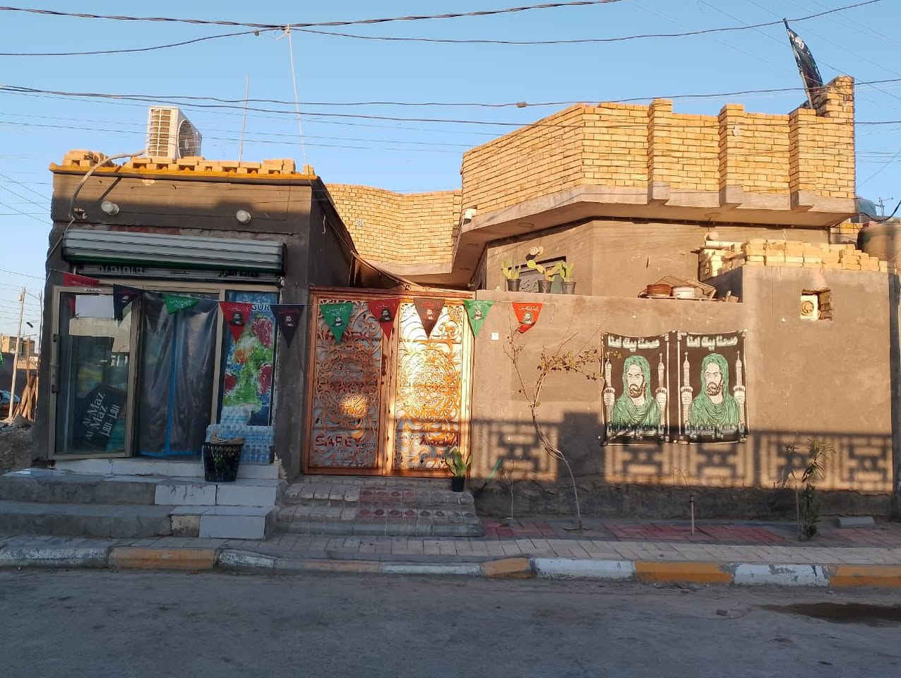 بيت للبيع المساحه 200 متر  العنوان ناصرية ناحية الزيديناوية البيت طابق واحد بنيان طابوك صب كونكريت مسلح 
 يحتوي على غرفتين وصاله ومطبخ وحمام داخلي وخارجي وديوانية واستقبال وهول ومنور ومحل وطارمة البيت بصف الركن بنيان جديد عوزة بس الدرج تطبيك سيراميك السطح شتايكر مقابيل المدرسة الصينية كلش جميع الخدمات بالشارع الأستفسار الأتصال على الرقم ***********
