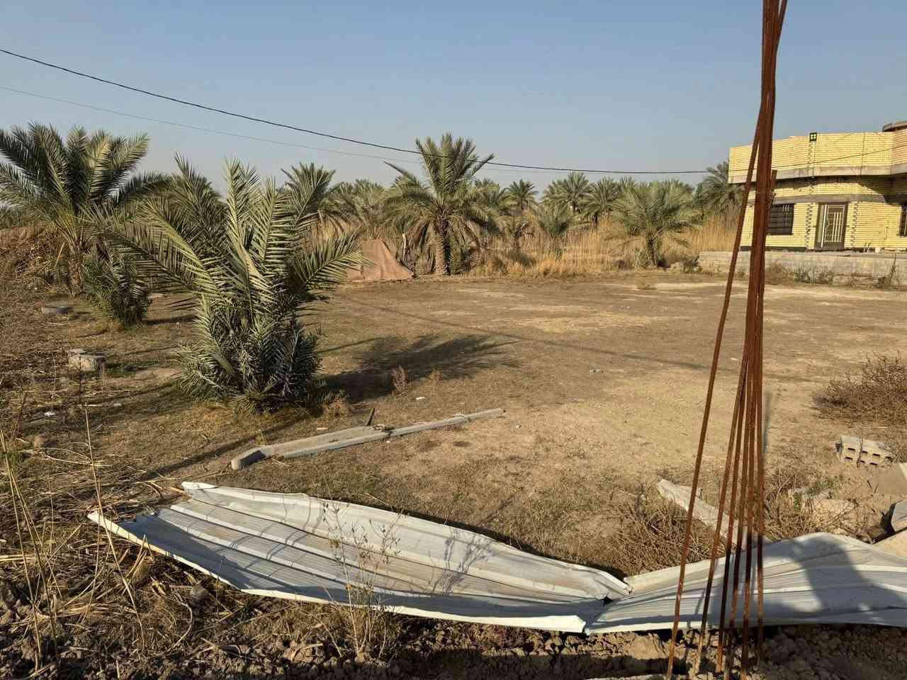 يالله السلام عليكم يعلن مكتب الخبير عن وجود دونم مشيد عليه دار حديثه بناء طابوق مسلح
تتكون الدار من غرف عدد اثنان صاله مطبخ استقبال صحيات 
الدونم طابو زراعي سند 25
ابعاد الدونم 50في50متر
موقع الدونم طريق مسيب كربلاء  عامود 650
يبعد عن الشارع الرئيسي تقريبا 400مترتبليط  للباب شارع عرضه 10متر
السعررر. 275 مليون بي مجال 
الاتصال ***********
