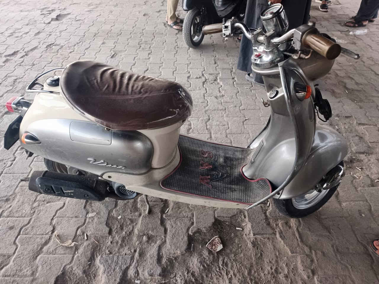 مصريه للبيع مامفتوحه بيع مستعجل وصلها بيها وحاويه دراجه 
650 بيها مجال 
***********
