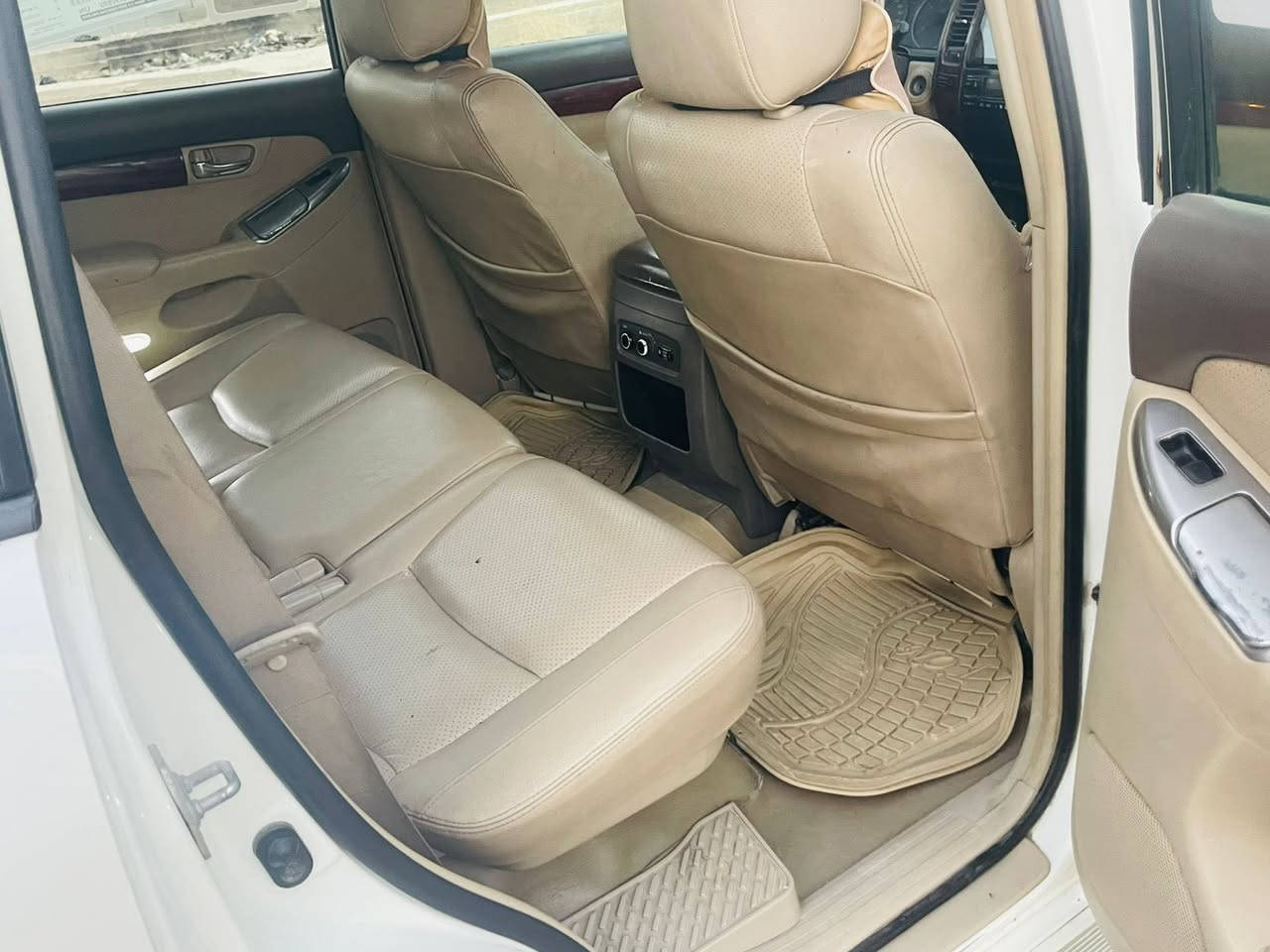 سلام عليكم برادو موديل 2008سياره خير من الله 
تبريد 3قطع ثلج 
صدره حيل نضيف 
كير مكينه خير من الله لا تنقيص ولا تبخير 
كهرباياته كله شغاله 
شاشه +كامره
كشنات جلد 
جام كهرباء 
سعر 130
بيه مجال شي قليل 
بيه صبغ كم قطعه 
وبيه سونار من ابو غيث
بيه تكشير 
اني موضحه كلشي بل صور واذا اتريد فديو هم موجود
***********
***********
مكانه الفلوجه
