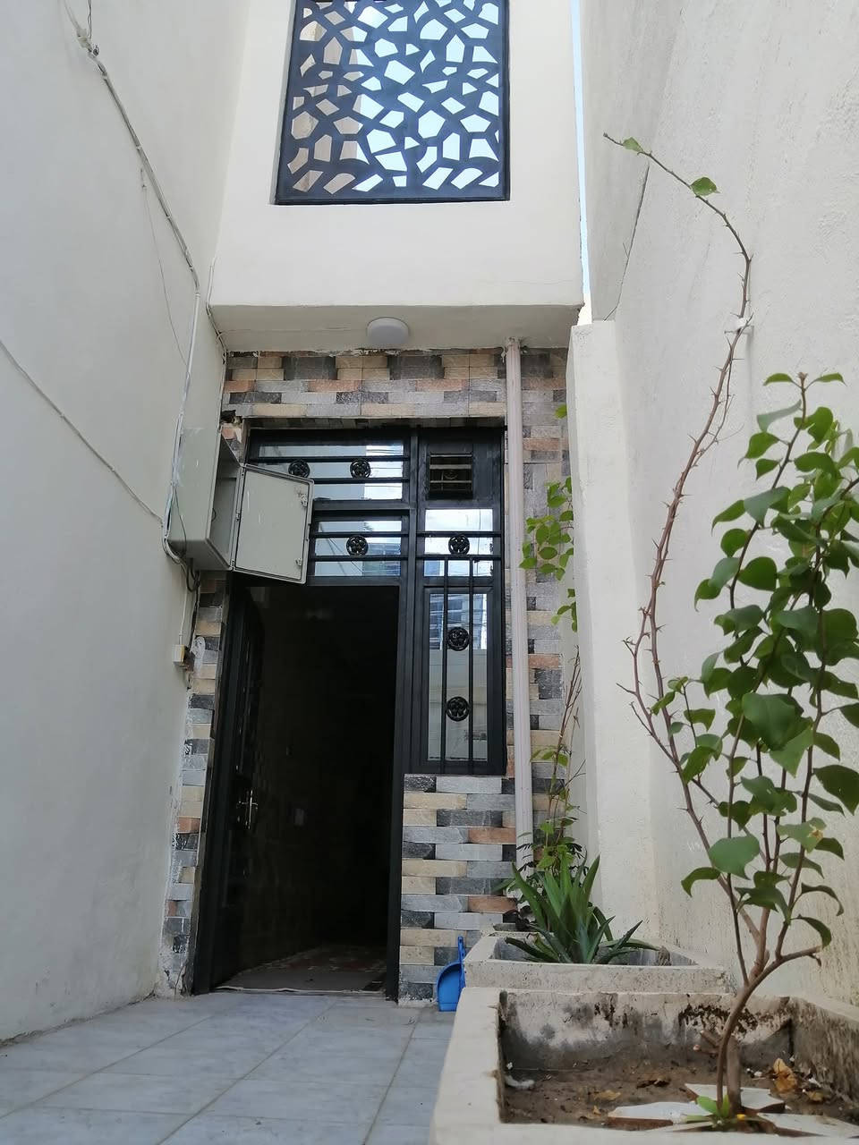 السلام عليكم ورحمة الله وبركاته. بعد اذن مدير المجموعة
بيت للبيع في شارع ١٤ البياع قريب على معارض السيارات بظهره شارع ١٣ التجاري قريب جدا على سوق شارع ٢٠..يفيد للسكن  او الاستثمار. ملك صرف مساحة٦٠م واجهة ٢م بداية البيت ٢*٥ طرمة'و ٢*١٠ مطبخ بعده  يصير ٦*٥ ' باسمي شخصيا ...مكون من طرمة ومطبخ وصالة ومنور ...وغرفة نوم بالطابق العلوي ......السعر ١١٥مليون مع مجال بسيط  ...للتواصل هاتف***********.
