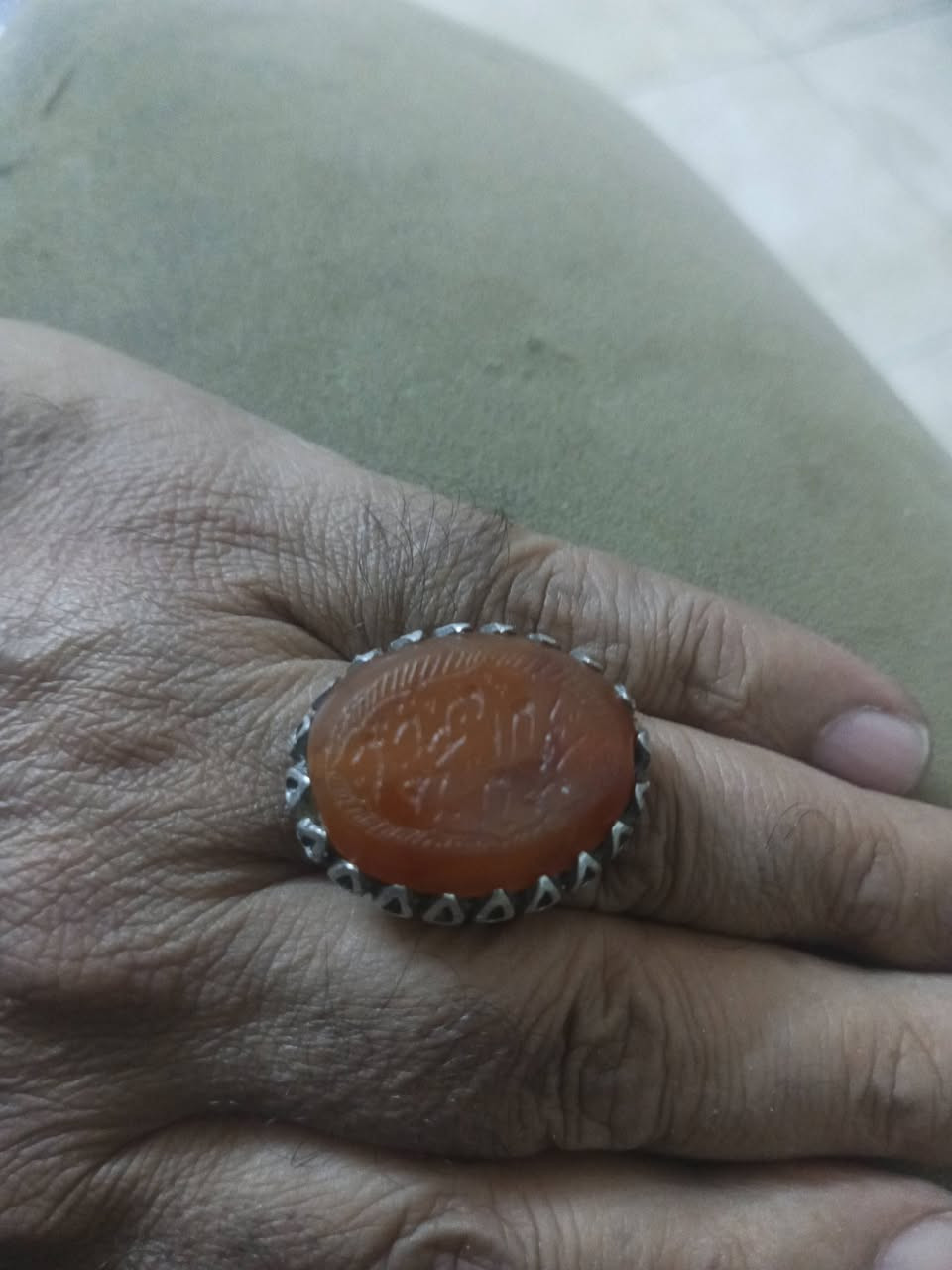 محبس فضه ثقيل شذرة يماني قديم مخطوط مع محبس فضة داير ذهب عيار 21 وزن الذهب أكثر من غرامين شذره نيشابوري قديم للبيع ***********
