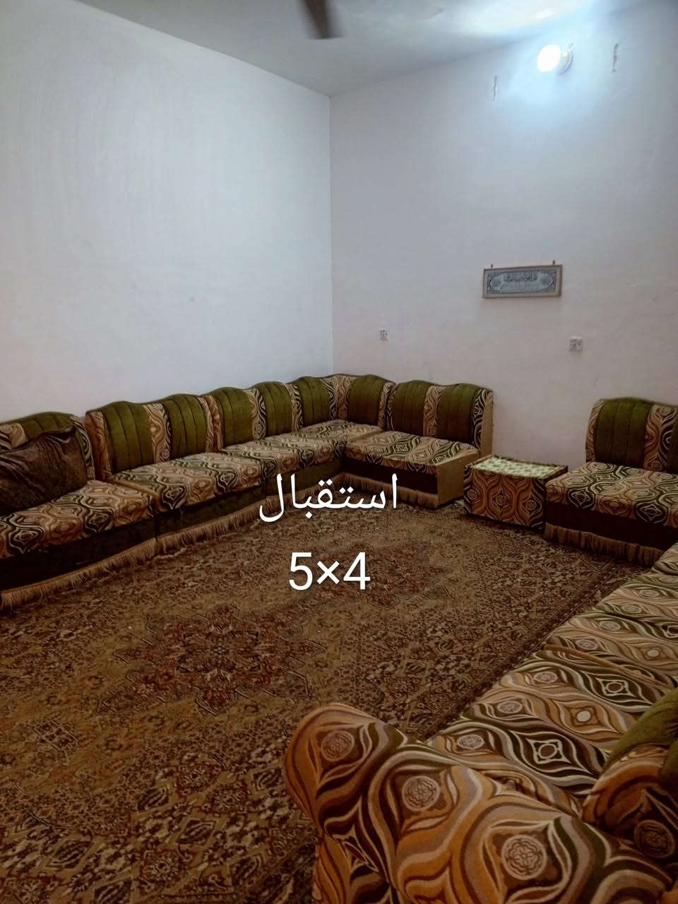 بيت رقم مساحة 200  حي الصدرين قرب مؤسسة العين البيت دربونة عرضها مترين. استفسار اكثر الاتصال على رقم. ***********  المو شراي لايتصل
