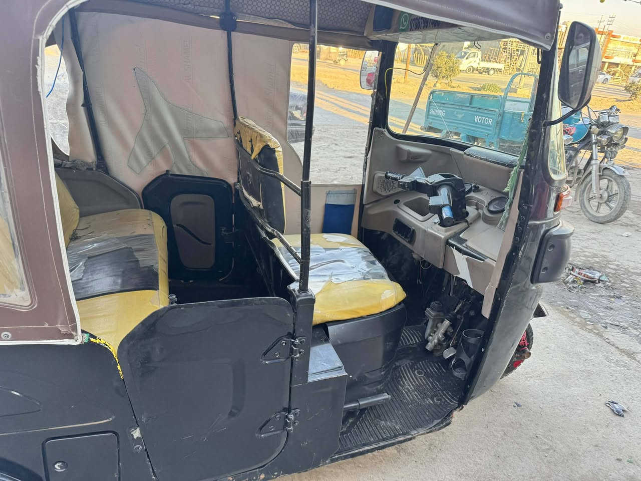 السلام عليكم. تكتك موديل 22 للبيع. مرقمه بأسمي وجاهزه بيه طخات بسيطه.  المكينه مجفته  السعر 6500 استفسار ***********
