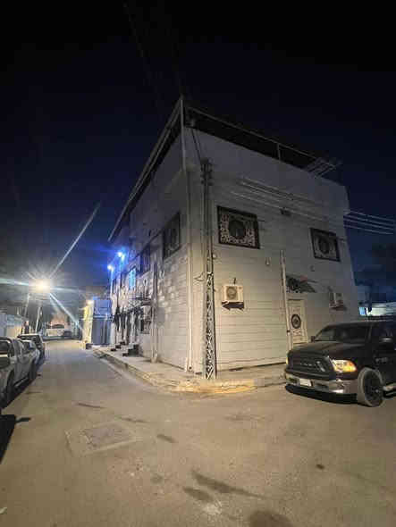 سلام عليكم 
بناية للبيع في نواب الضباط ركن عله شارعين يم مدارس المنار مساحة بناية 200 متر تحتوي بناية عله شقق كل شقه مساحتهه 100 تحتوي شقه عله غرفتين وصاله وصحيات ومطبخ مع كراج خاص للبناية عرض شارع فرعي 5وشارع ثاني 8 
بناء سنة 21 موقع شركة دور الضباط خلف المنضومة القديمة سعر البيع 650 شركة عقارات تراب البصرة ***********
