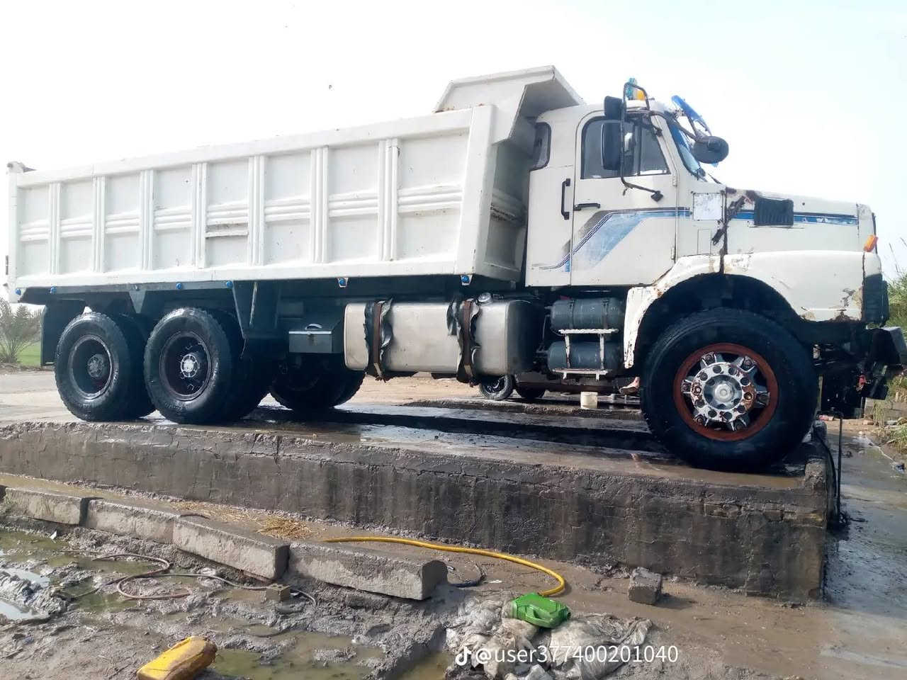 السلام عليكم فولفو اثنى للبيع موديل 89تخم تاير كير 1900 3/3 مكينه 22 مجموعه النكي جديده شاصي جديد كفاله عامه  بدي صغير تفصال بلچيس كبل للشارع مانقصه شي قلاب مايلر رقم ‏‪***********‬‏ و *********** أو مراوس البي 80 وفوك والفرق حسب الاتفاق
