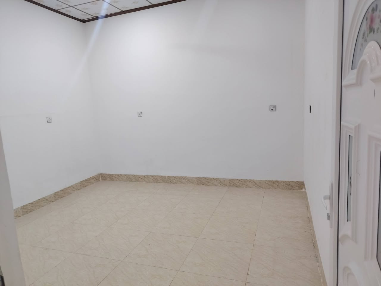 للبيع مشتمل مساحه ١٠٠ مربع طابق نص
خانقين توله فروش ***********
