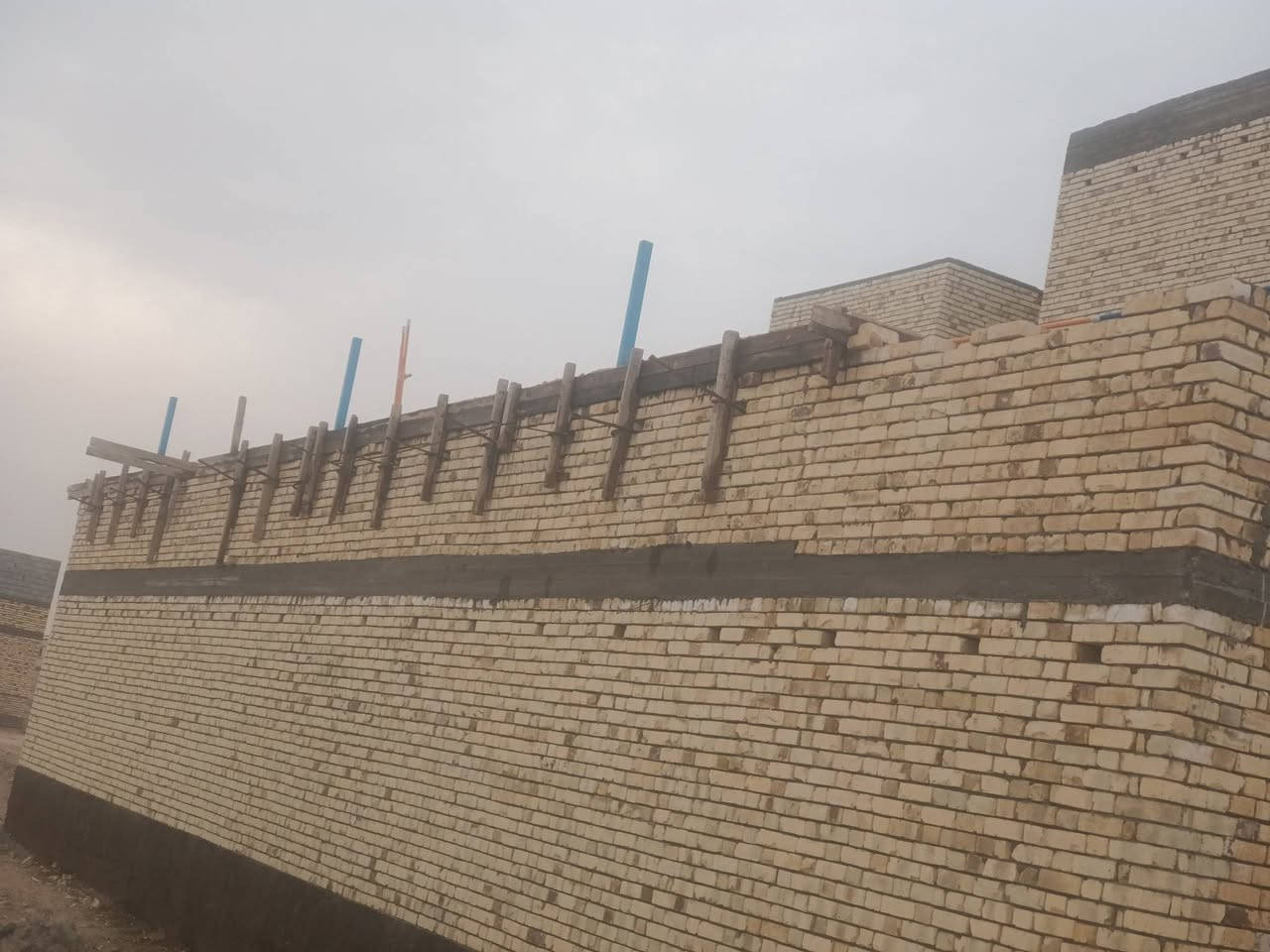 السلام عليكم جزء من اعمالي الحاليه منطقه الحشد تم اكمال السقف الطابق الأرضي نجاره وتسليح وصب  تشتغل جميع مناطق البصره  ***********
