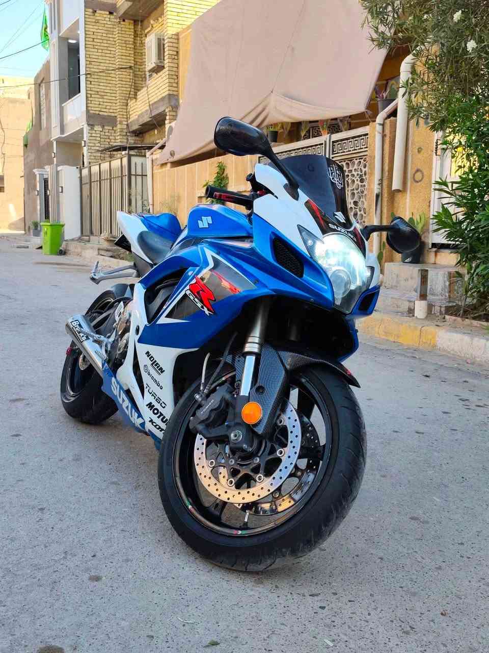 سلام عليكم للبيع جكسر مديل 8 مكينه 750 اوراق اصوليه مكمركه متفوع كمرك .  دراجه كفاله كلها بلادي للخير كله شغال اي نقص ماكو مبرمجه مودات صفلات عليها تزويد كاربون دراجه نضيفه بشكل سعر 35 بغداد زعفرانيه ***********
