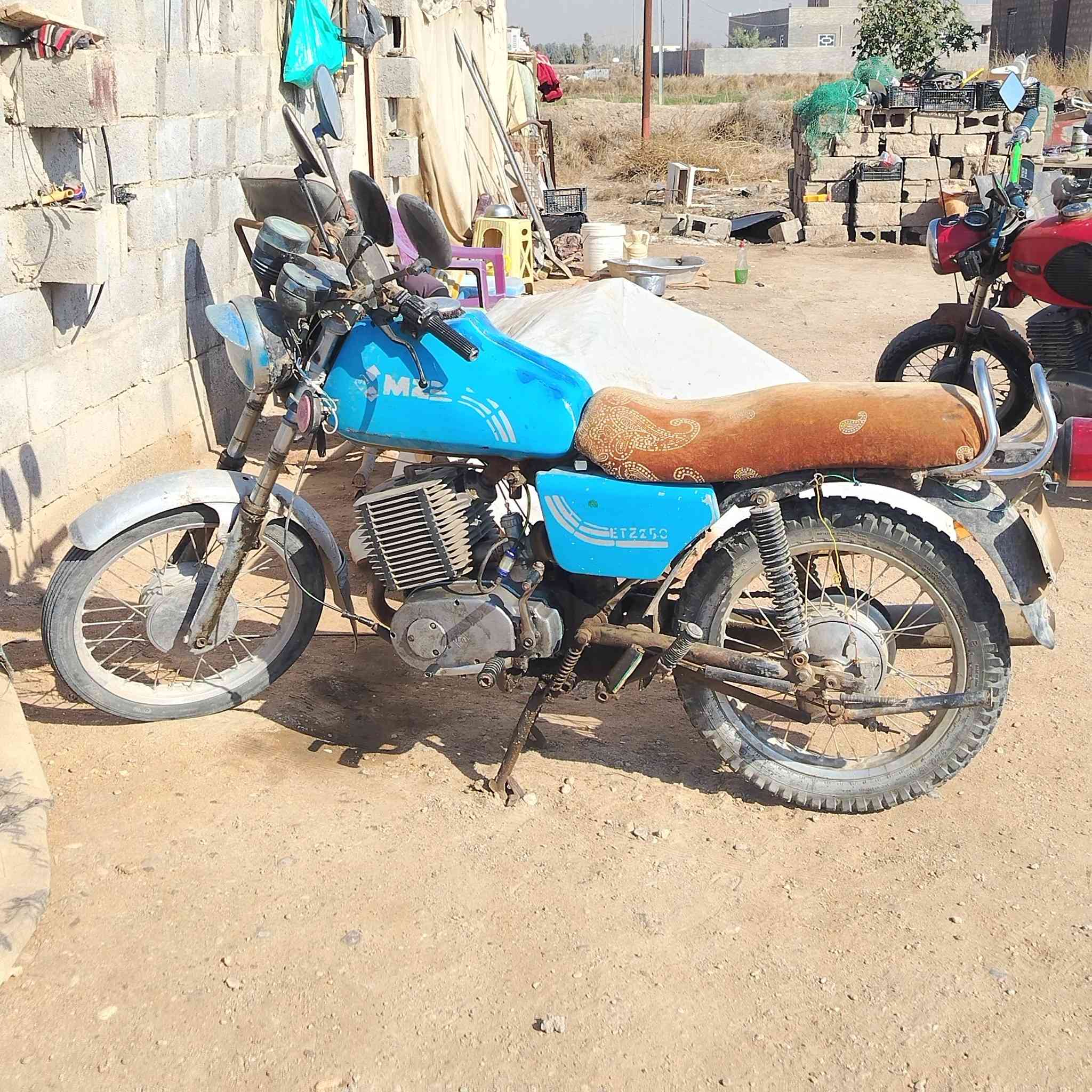 دراجه همزه للبيع موديل 82 سعر 700 وبيها مجال***********
