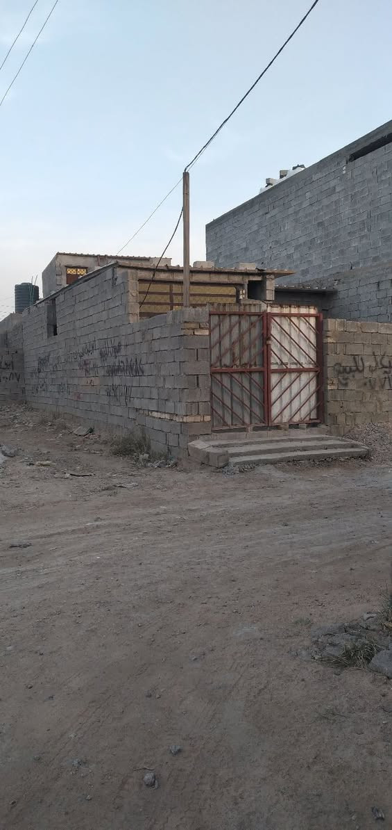 سلام عليكم بيت للبيع مساحة 110 متر صقف سندويج ارضيه صب كهرباء وصحيات مأسس كامل يحتوي ع غرفة نوم عدد 2 وصاله وحمام داخلي ومطبخ عنوان زعفرانيه الصحة الثانيه استفسار ***********
