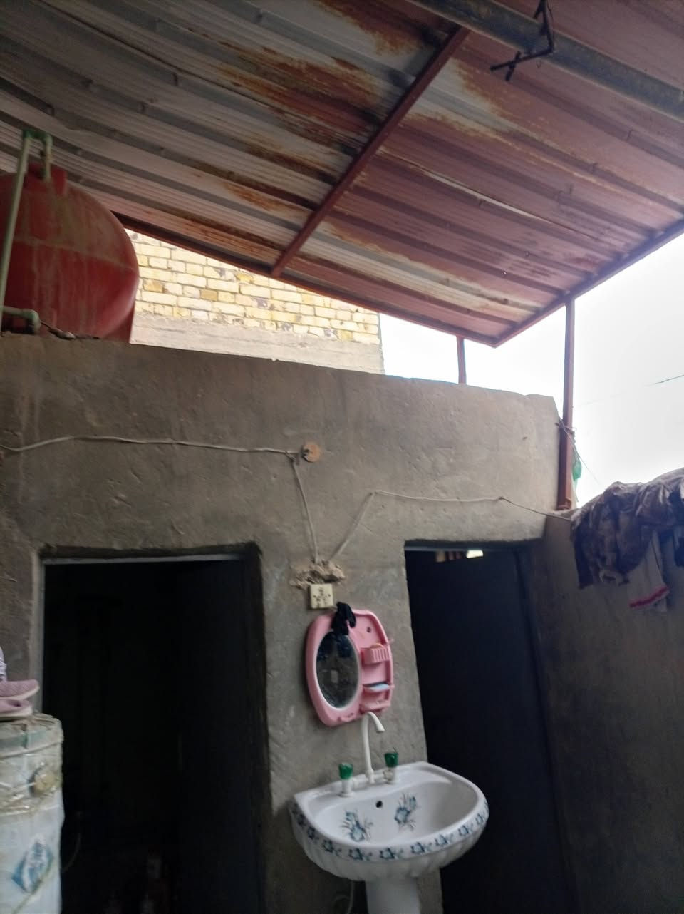 سلام عليكم بيت لبيع بي غرف جوه وغرفه فوك مساحته بيت متره مربع سعره 75 رقمي ***********
