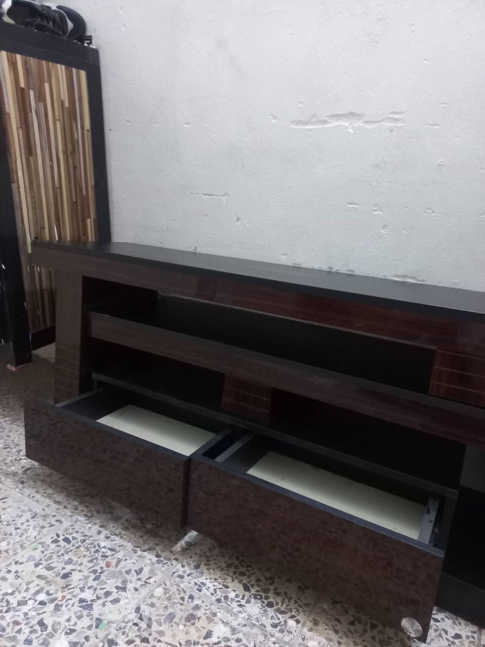 — — — — — — — — — —
📺✨ ترابيزة تلفزيون / كاونتر شاشة مودرن للبيع ✨📺
قطعة أنيقة وعملية بتصميم عصري يناسب كل الديكورات ✨
لون بني غامق مع أسود لمسة فخامة مرتبة، تناسب الصالة أو غرفة الضيوف 👌
🔹 تحتوي على أدراج سحب واسعة وناعمة الحركة
🔹 رفوف مفتوحة لترتيب الرسيفر أو الأجهزة الإلكترونية
🔹 مساحة علوية تتحمل شاشة بحجم جيد
🔹 تصميم متين وثابت وقوي
🔹 تخزين عملي ومرتب يساعدك تستغل المساحة بأفضل شكل
الحالة: نظيفة وجاهزة للاستخدام 👍
السعر: 75 فقط 💰
📲 للتواصل واتساب: ***********
القطعة مرتبة وتستاهل، واللي يدور شغل نظيف بسعر مناسب لا يفوتها 😉
