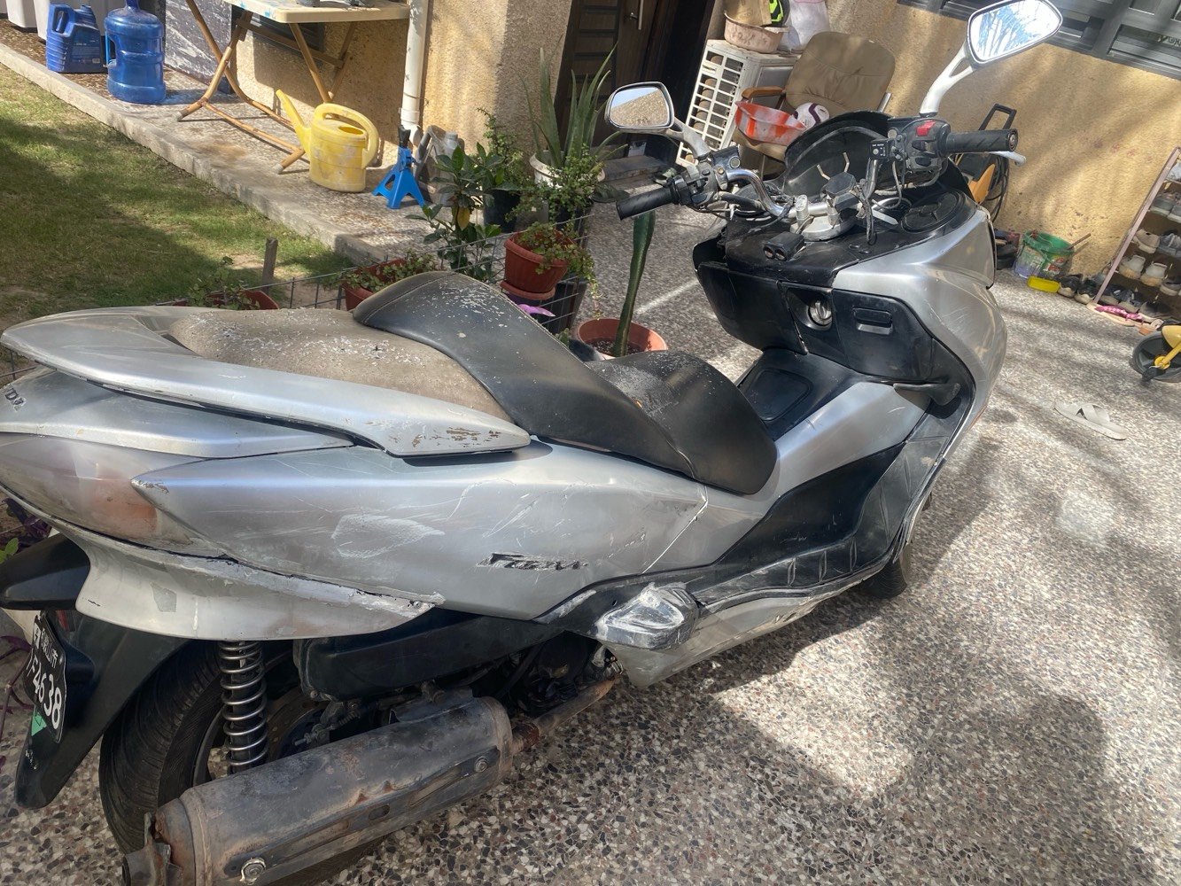 فورزا 010
كفراته تقريبا 40 بالميه
تايرات خلفي امامي جديد دسكات جديد دبلات خلفي جديده 
قايش وكلجات مصارله تلث اشهر مبدل
اويل بم جديد
حماوه على نص مي راديتر محلول مكينه مكفوله مابيه اي شي
دبلات امامي يحتاجله
وجويتر يخربط مرات يعني يحتاجله تبديل واني مالي خلك اودي واجيب صراحه
بس بيه ملاحضات فقط يحتاجله ترتيب ترجع احسن من قبل
سعرهه  650
عنوان بغداد الغزاليه