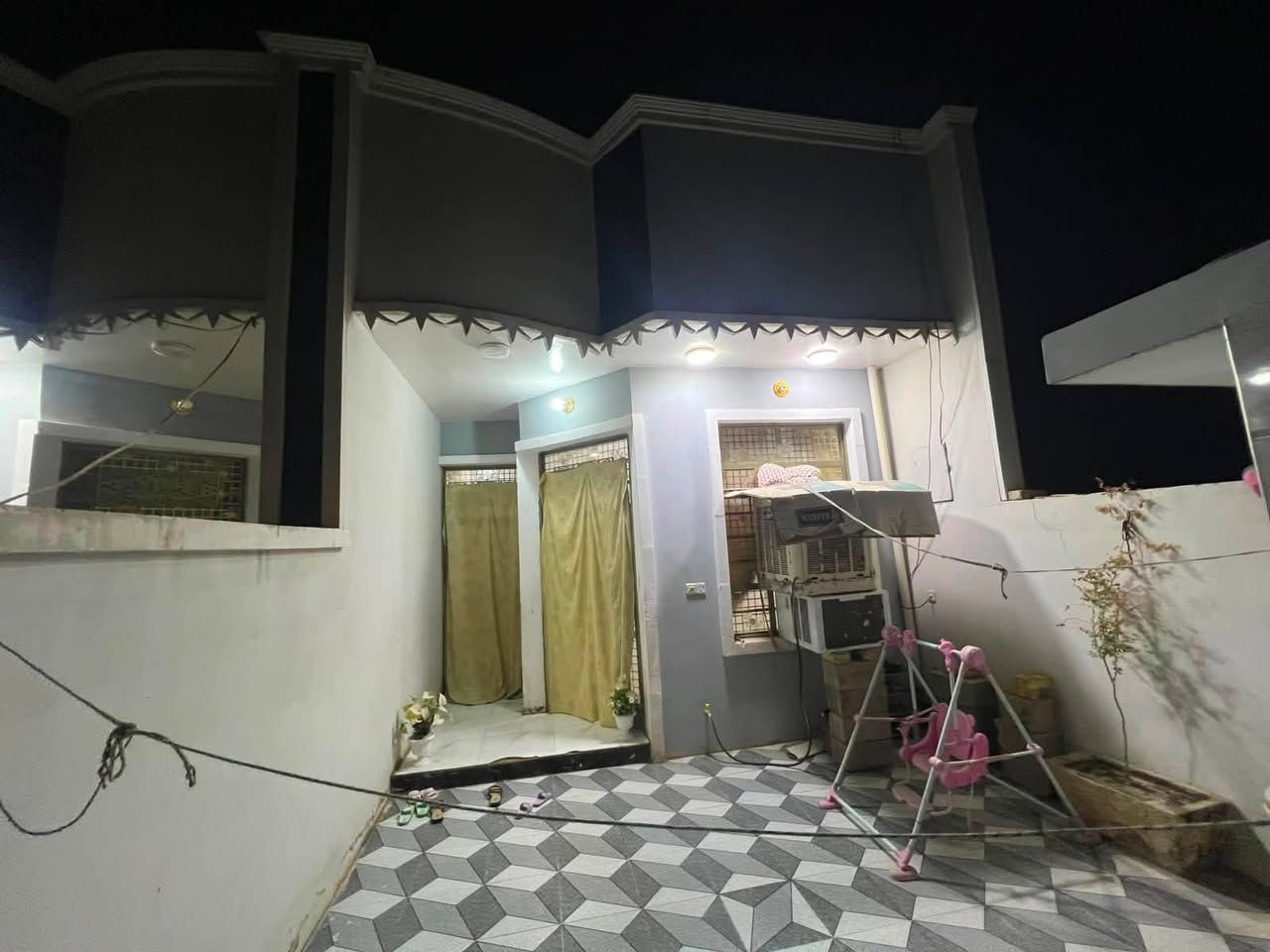 للبيع بيت مساحة ١٠٠ متر
بناء طابق واحد
بناء حديث مرتب
العنوان بعقوبة ام الاعظام شارع العوادل 
للاستفسار ***********
