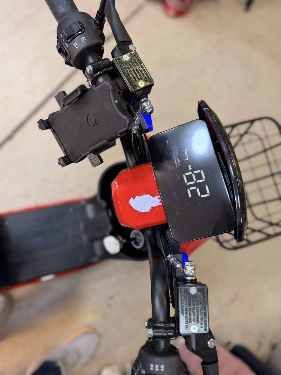 دراجة شحن كهربائية R9   سرعة 100 استخدام يومين فقط جديدة بل باكيت شخط مابيها كاملة مكملة المكان بالكاضمية السعر 550 الف لتواصل 
***********
