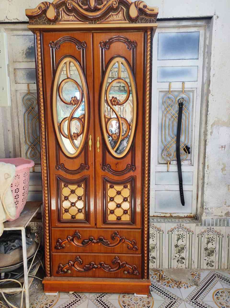 زاوية جديده كلش زلغ مابيها قبل اربع اشهر نجارتها للبيع
سعرها 100 وبيها مجال 
***********
