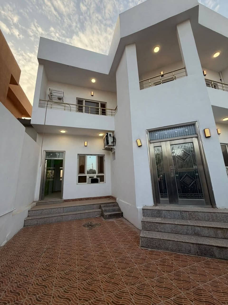 بيت #للإيجار في حي الضباط / منطقة النجدة النهرية
مقابيلة مسجد
لعائلة صغيرة حصرا
المساحة: 200 م²
طابقين جديد
يتكون من:
3 غرف نوم
استقبال واسع
صالة كبيرة
مطبخ حار وبارد
مجموعة صحية
حديقة
كراج سيارة

للأستفسار الأتصال على الىقم 
***********
