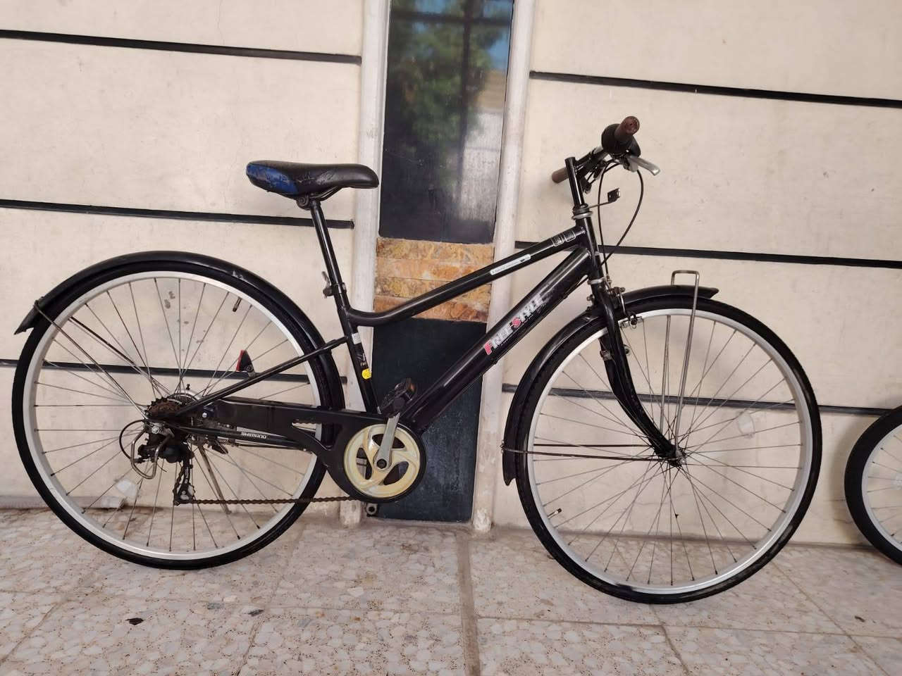 السلام عليكم ورحمة الله وبركاته
بايك موديل رياضي ترحال حجم  ٢٧  
باله ياباني وضع حاويه فول  
نضافه فول فول موصفات
ماركه (  FREE STYLE) 
  سستم كامل شيمانو
يدات فر شيمانو اصلي 
السعر (  100  الف )
عكرب ماركه اصلي  شيمانو  
  لون ميمز اسود مختم 
كير ٦ / ١ شغال سستم كامل 
غير مستخدم داخل العراق
العنوان بغداد منطقة الحبيبيه 
هاتف *********** 
الاستفسار واتساب
